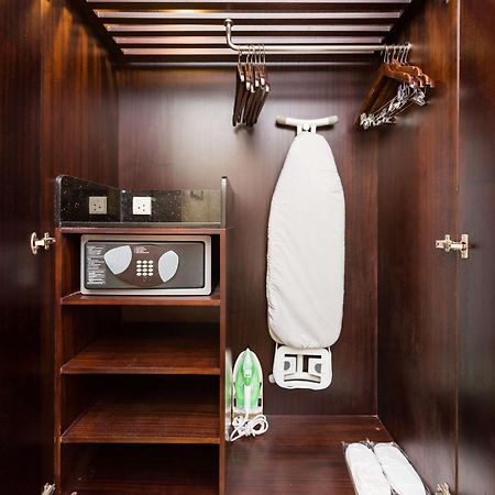 Radisson Blu Towers Kaushambi Delhi Ncr Hotel Ghaziabad Ngoại thất bức ảnh A hotel room wardrobe with a safe
