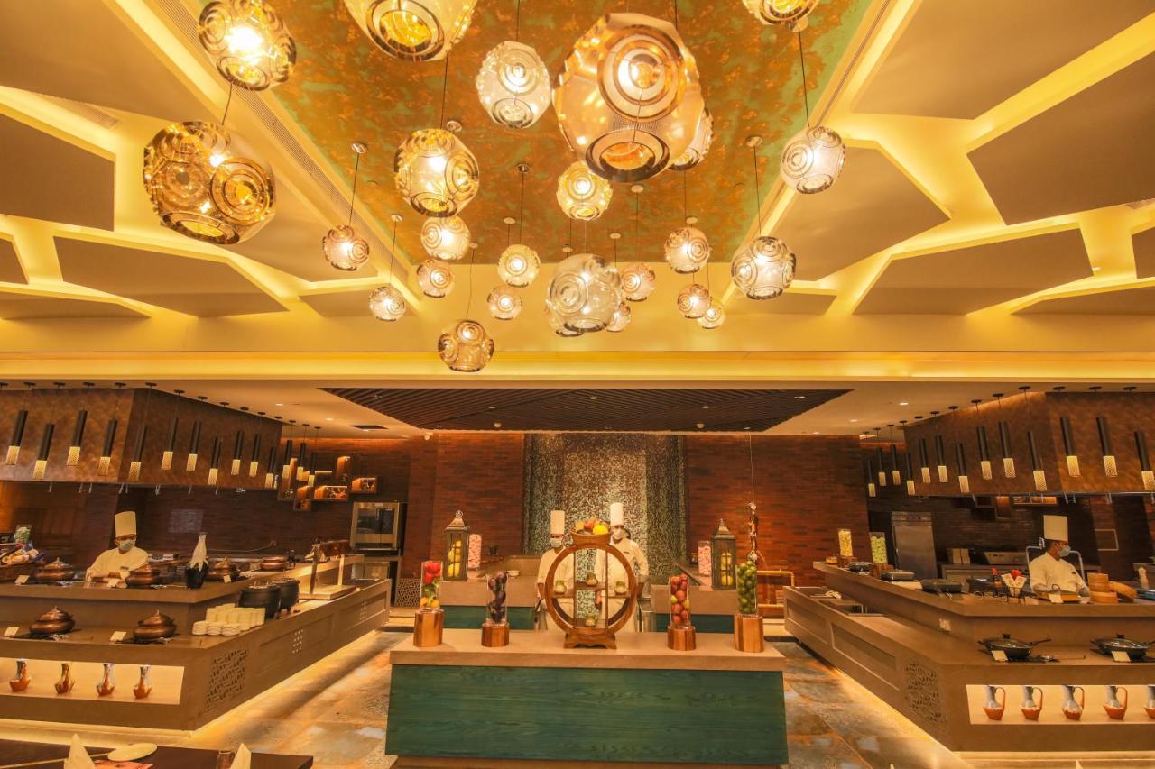 Radisson Blu Towers Kaushambi Delhi Ncr Hotel Ghaziabad Ngoại thất bức ảnh The buffet at the hotel