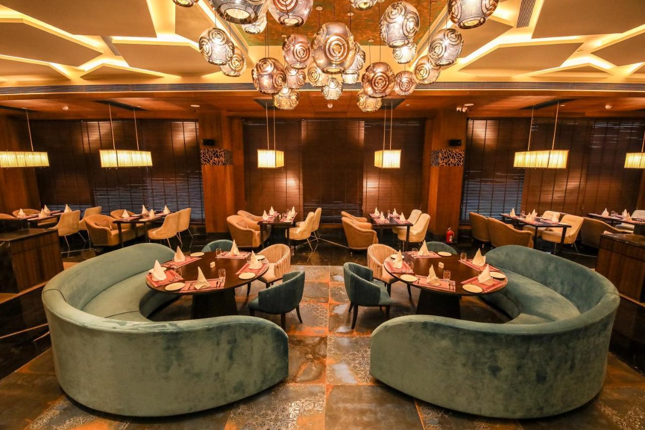 Radisson Blu Towers Kaushambi Delhi Ncr Hotel Ghaziabad Ngoại thất bức ảnh The interior of the restaurant