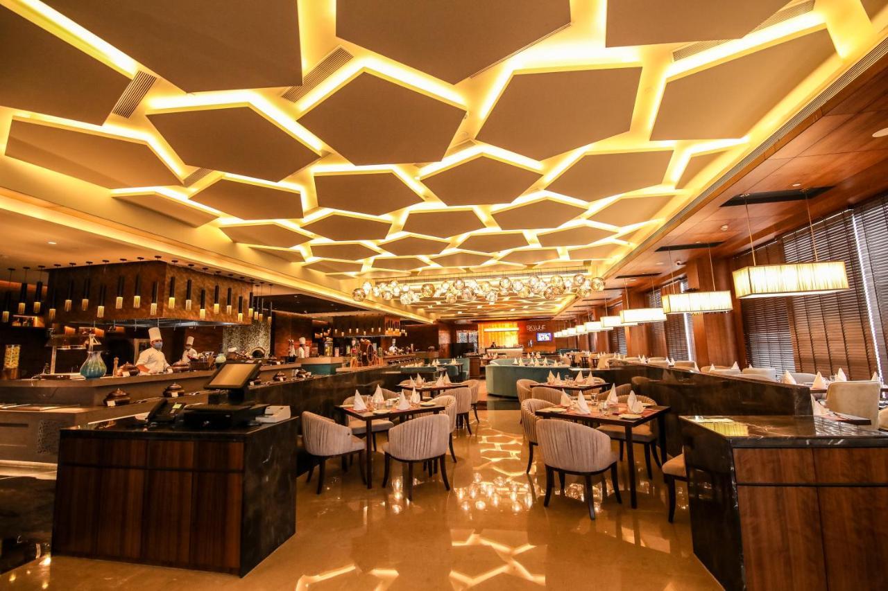 Radisson Blu Towers Kaushambi Delhi Ncr Hotel Ghaziabad Ngoại thất bức ảnh The interior of the restaurant