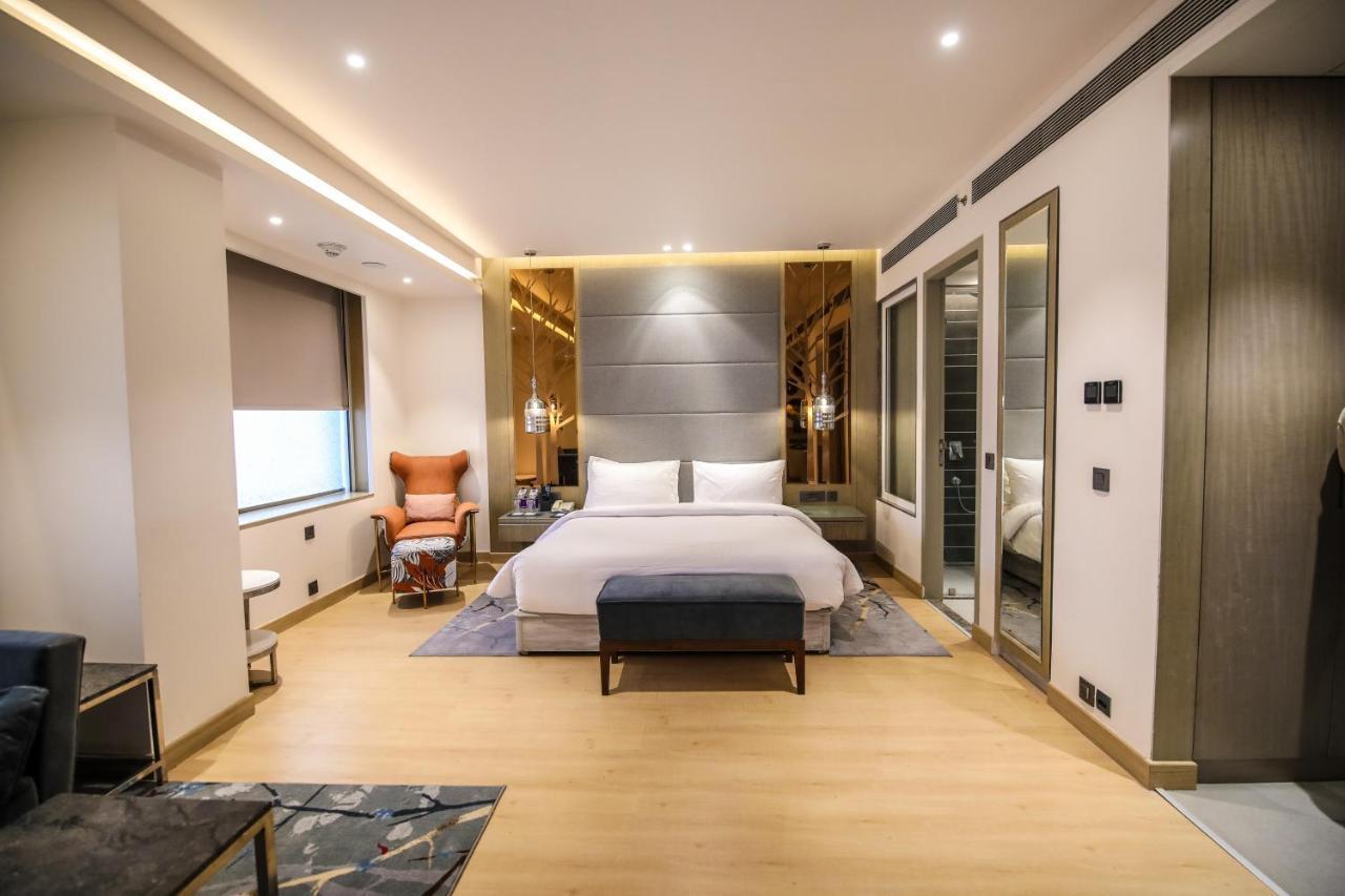 Radisson Blu Towers Kaushambi Delhi Ncr Hotel Ghaziabad Ngoại thất bức ảnh A bedroom at the hotel