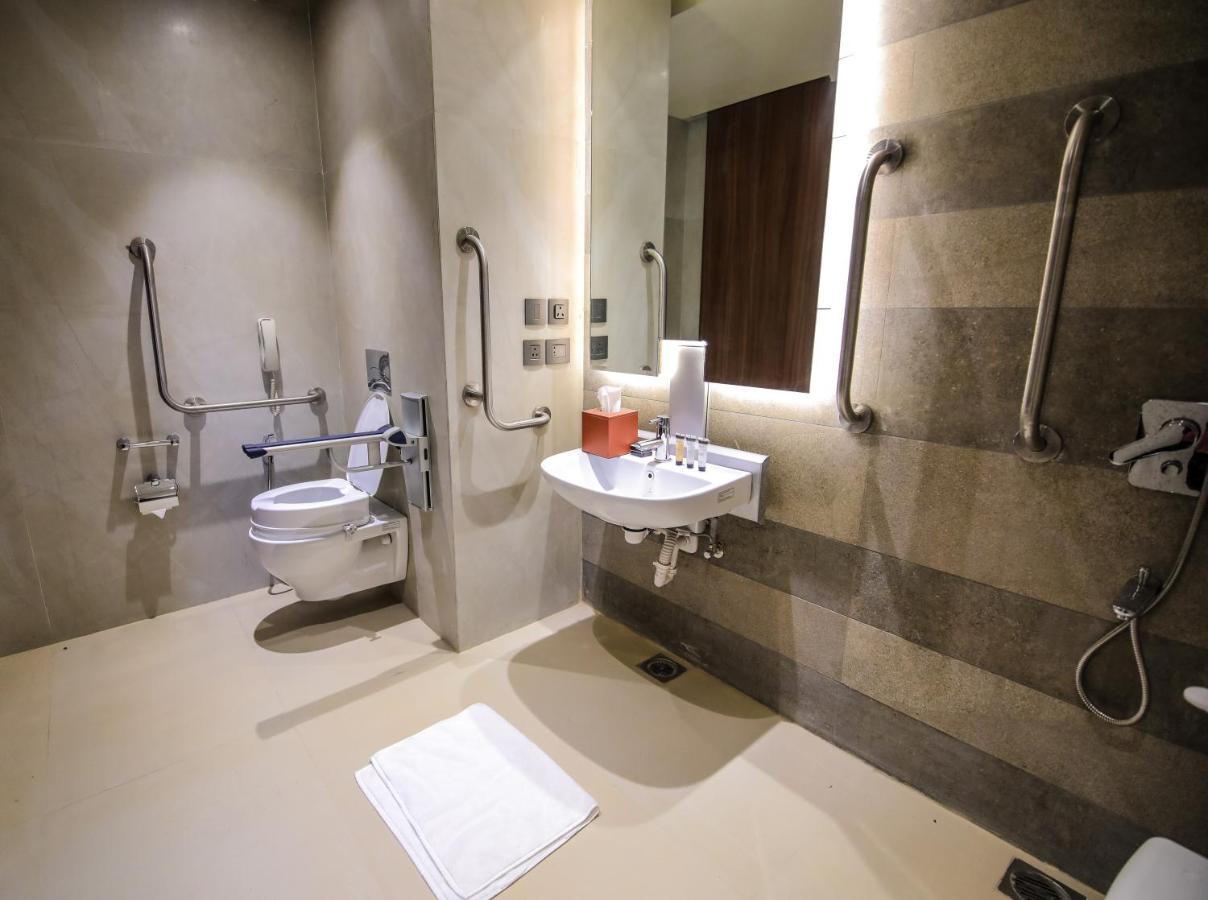 Radisson Blu Towers Kaushambi Delhi Ncr Hotel Ghaziabad Ngoại thất bức ảnh Disabled toilet with a disabled shower