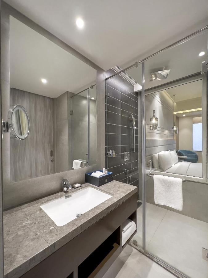 Radisson Blu Towers Kaushambi Delhi Ncr Hotel Ghaziabad Ngoại thất bức ảnh Bathroom