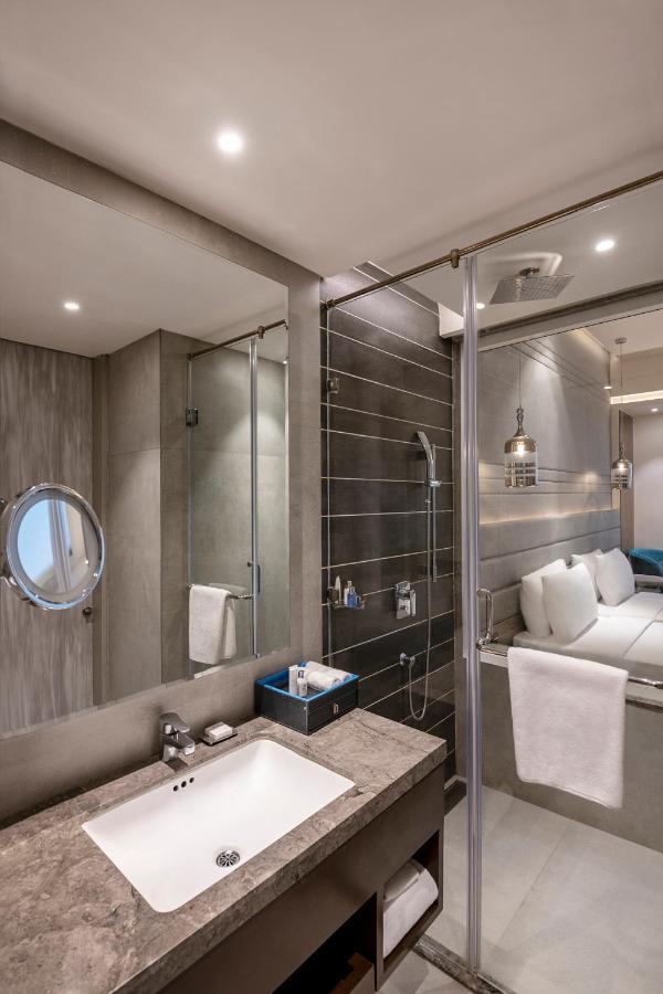 Radisson Blu Towers Kaushambi Delhi Ncr Hotel Ghaziabad Ngoại thất bức ảnh A bathroom on board