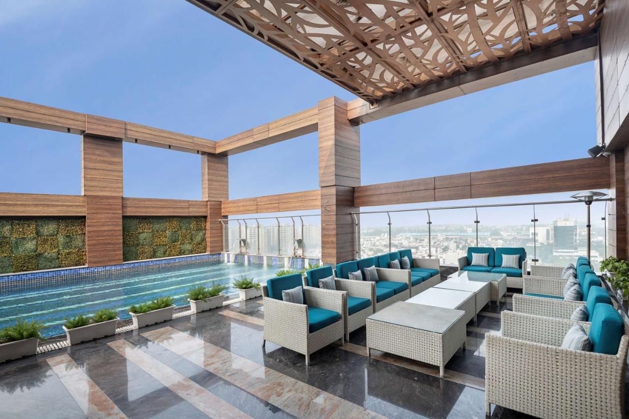 Radisson Blu Towers Kaushambi Delhi Ncr Hotel Ghaziabad Ngoại thất bức ảnh The Sky Bar