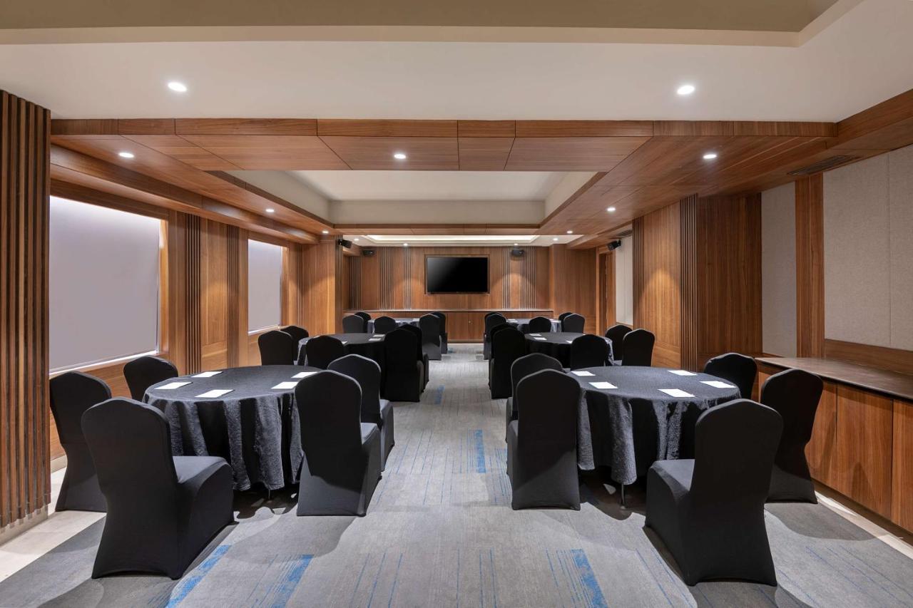Radisson Blu Towers Kaushambi Delhi Ncr Hotel Ghaziabad Ngoại thất bức ảnh Meeting room at the hotel