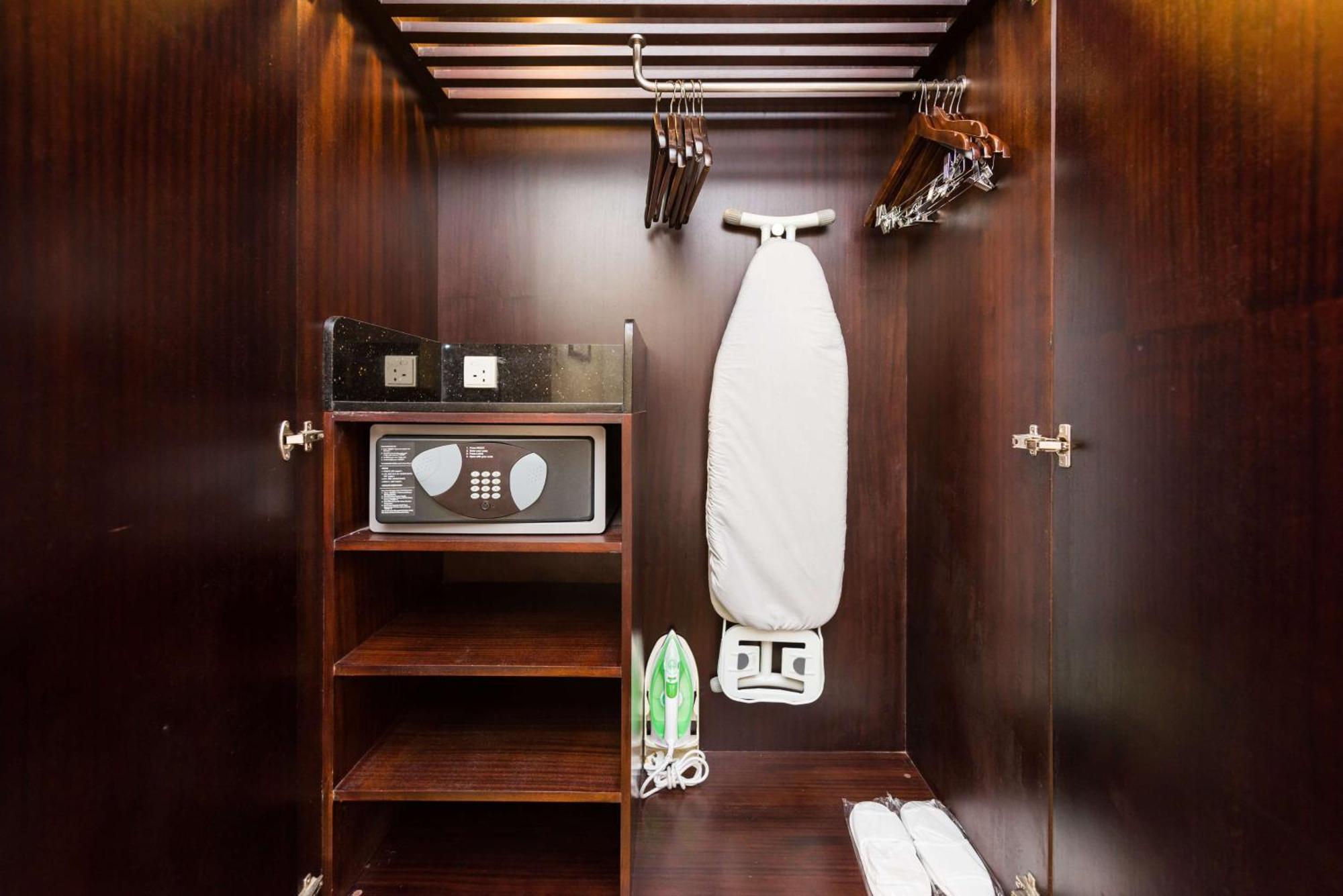 Radisson Blu Towers Kaushambi Delhi Ncr Hotel Ghaziabad Ngoại thất bức ảnh A hotel room wardrobe with a safe