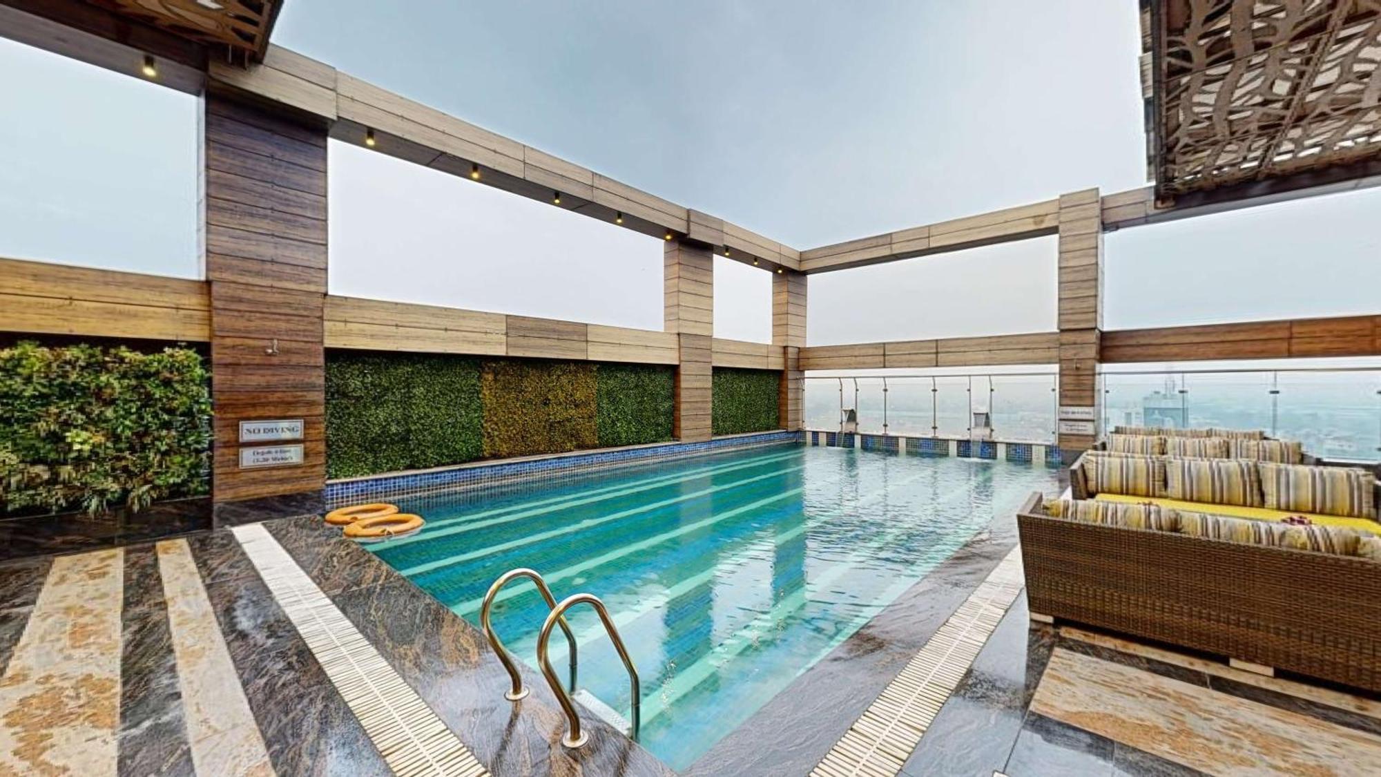 Radisson Blu Towers Kaushambi Delhi Ncr Hotel Ghaziabad Ngoại thất bức ảnh The swimming pool at the hotel