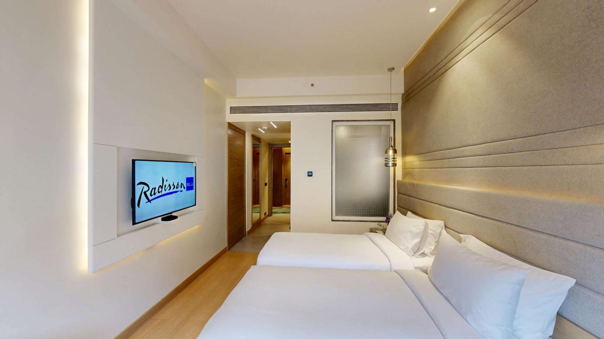 Radisson Blu Towers Kaushambi Delhi Ncr Hotel Ghaziabad Ngoại thất bức ảnh A room at Radisson Blu Hotel, Hyderabad