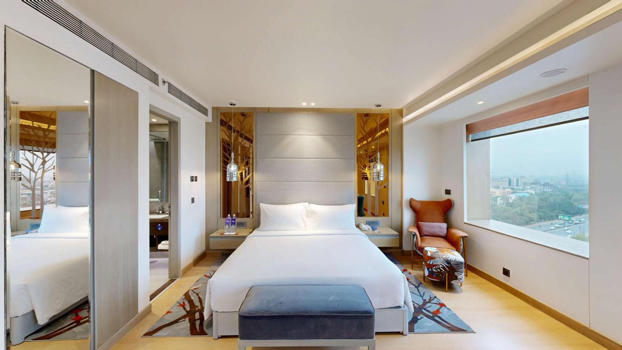 Radisson Blu Towers Kaushambi Delhi Ncr Hotel Ghaziabad Ngoại thất bức ảnh A bedroom at the hotel