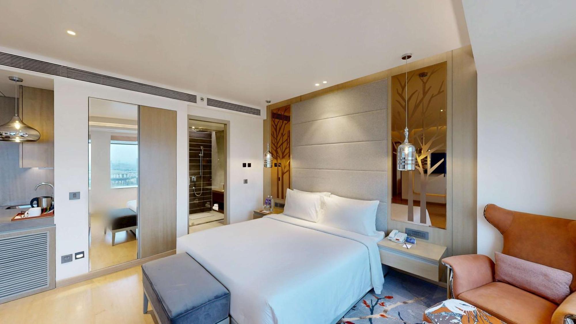 Radisson Blu Towers Kaushambi Delhi Ncr Hotel Ghaziabad Ngoại thất bức ảnh A bedroom at the hotel